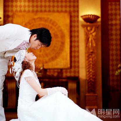 张智霖佘诗曼拍摄甜蜜个性婚纱广告写真