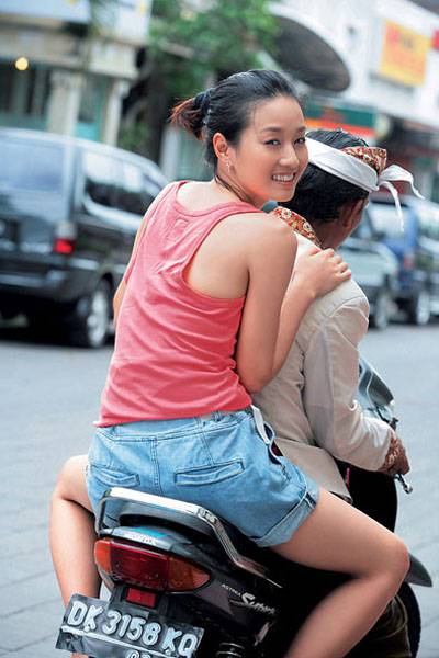 女明星马伊�分享旅行大秀身材组图