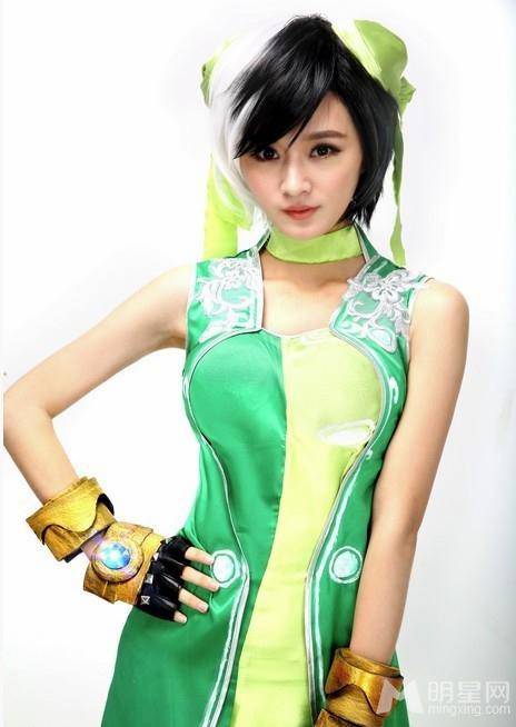 陈丹婷身穿绿色高叉旗袍唯美写真
