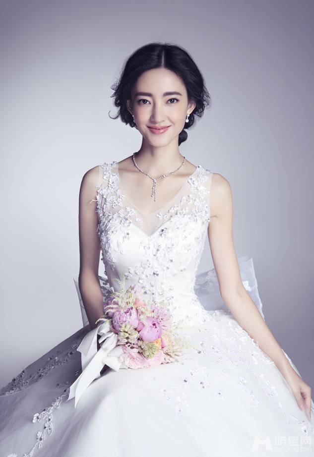 王丽坤唯美婚纱写真 优雅笑颜女神范