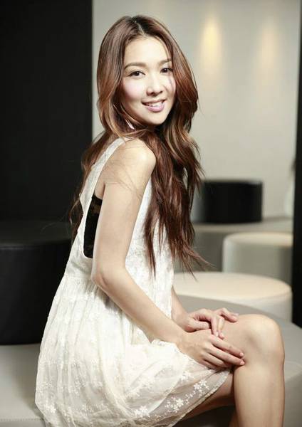 香港女演员薛凯琪性感白色蕾丝裙迷人写真