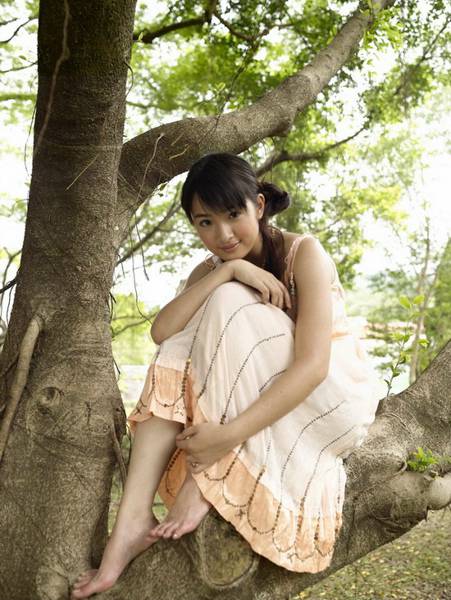 女演员林依晨尽显清纯可人写真照