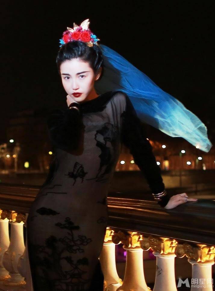 张辛苑冷艳红唇复古风格美女