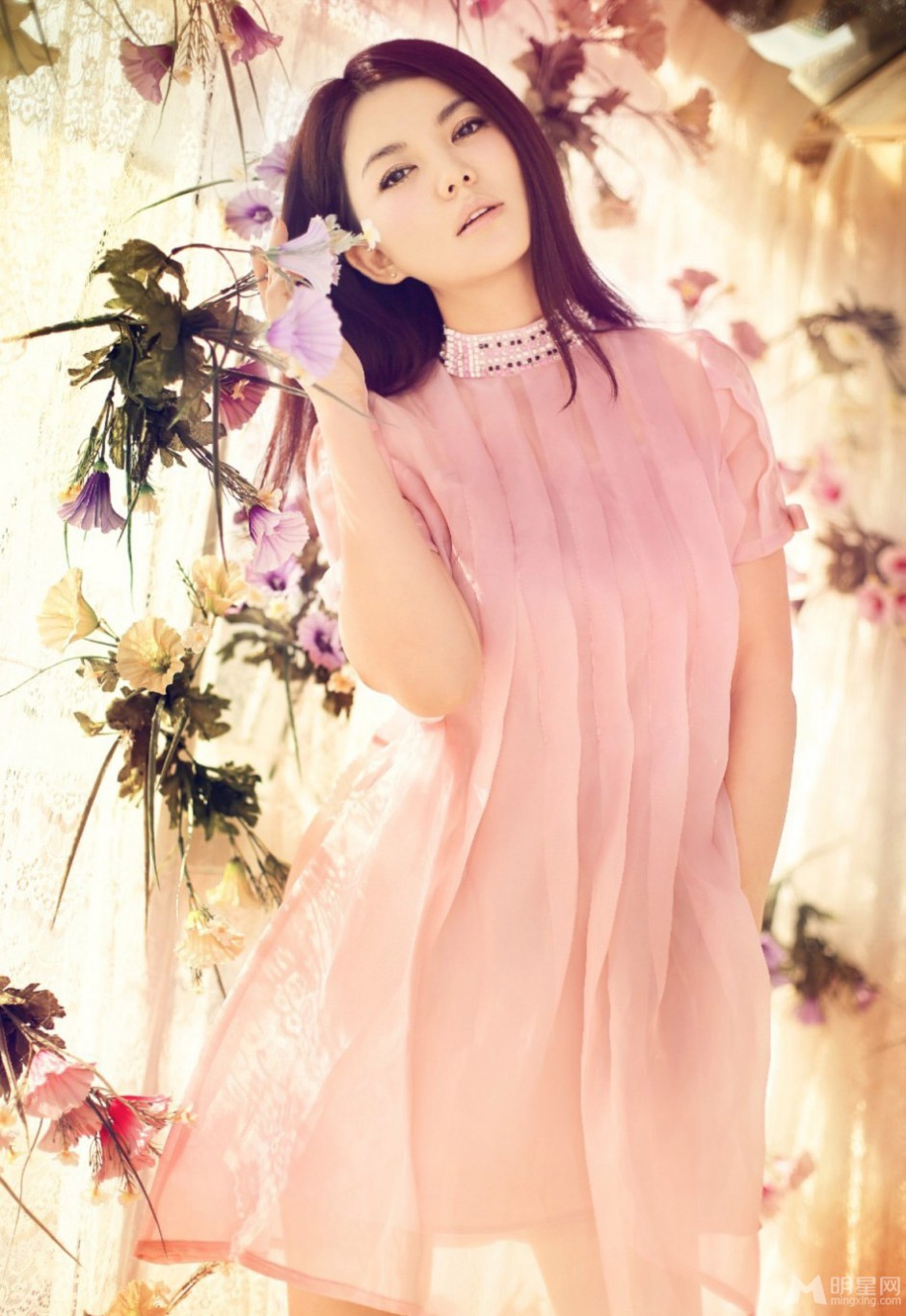 女主持人李湘夏日繁花清新可人写真