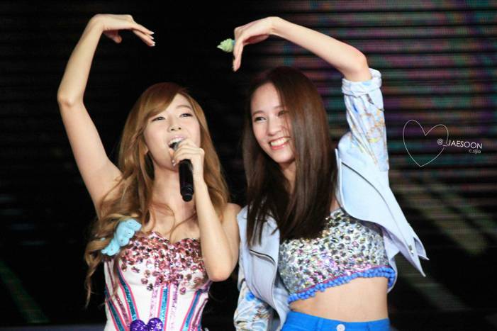 郑秀妍与郑秀晶拍摄姐妹情深合照