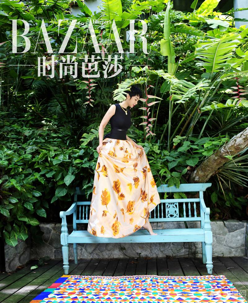 蒋雯丽白裙演绎海岛浪漫风情