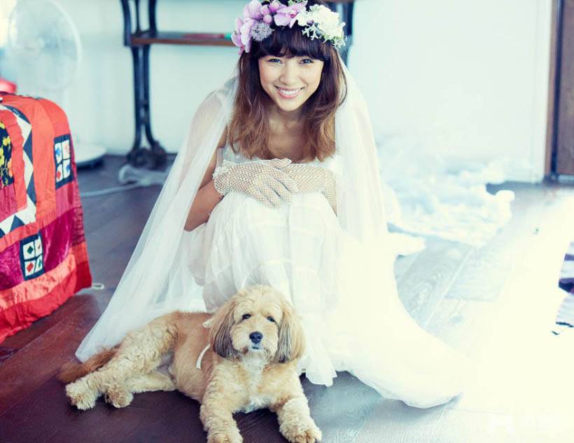 李孝利与李尚顺拍摄搞怪卖萌个性婚纱写真