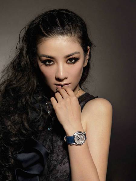 时尚女明星黄奕尽显女人妩媚风情