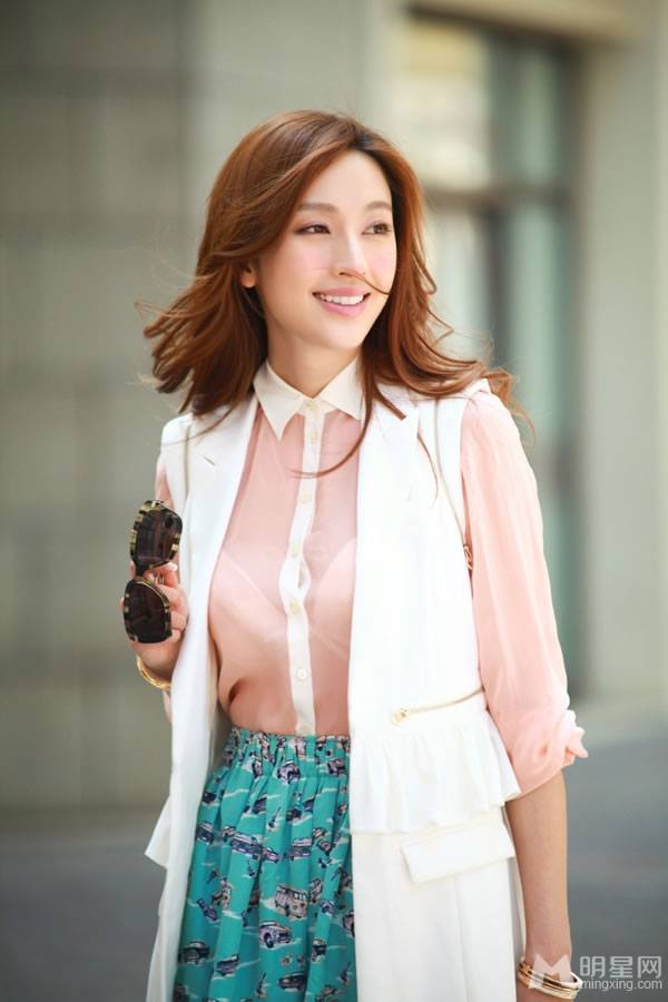 大陆女演员张俪尽显端庄干练街拍照
