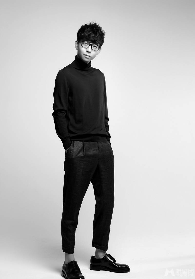90后男明星胡夏帅气有型黑白时尚大片
