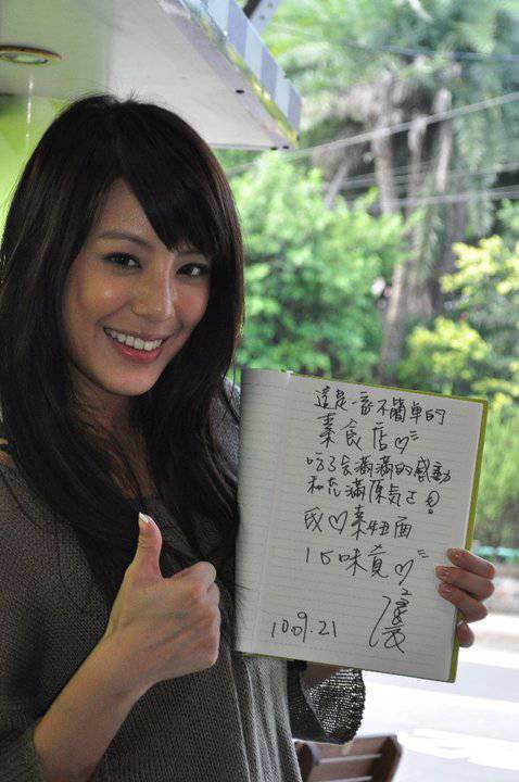 江语晨异国美食之旅甜美素颜照公开