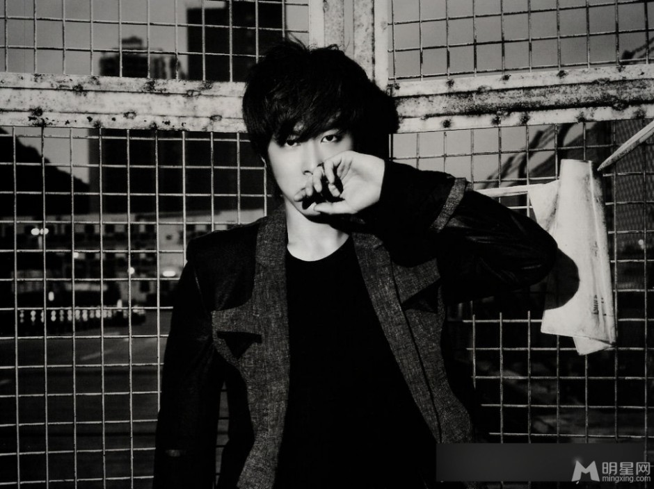 韩星郑允浩展现阳刚本色黑白写真