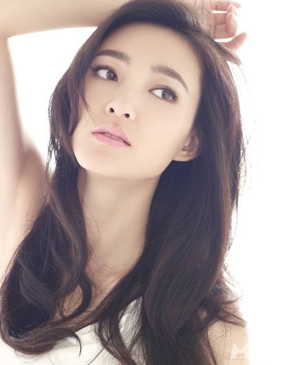 王丽坤优雅白裙甜美写真尽展女神范