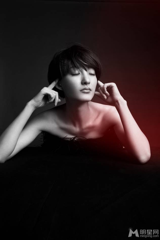 王丽坤利落短发性感迷人