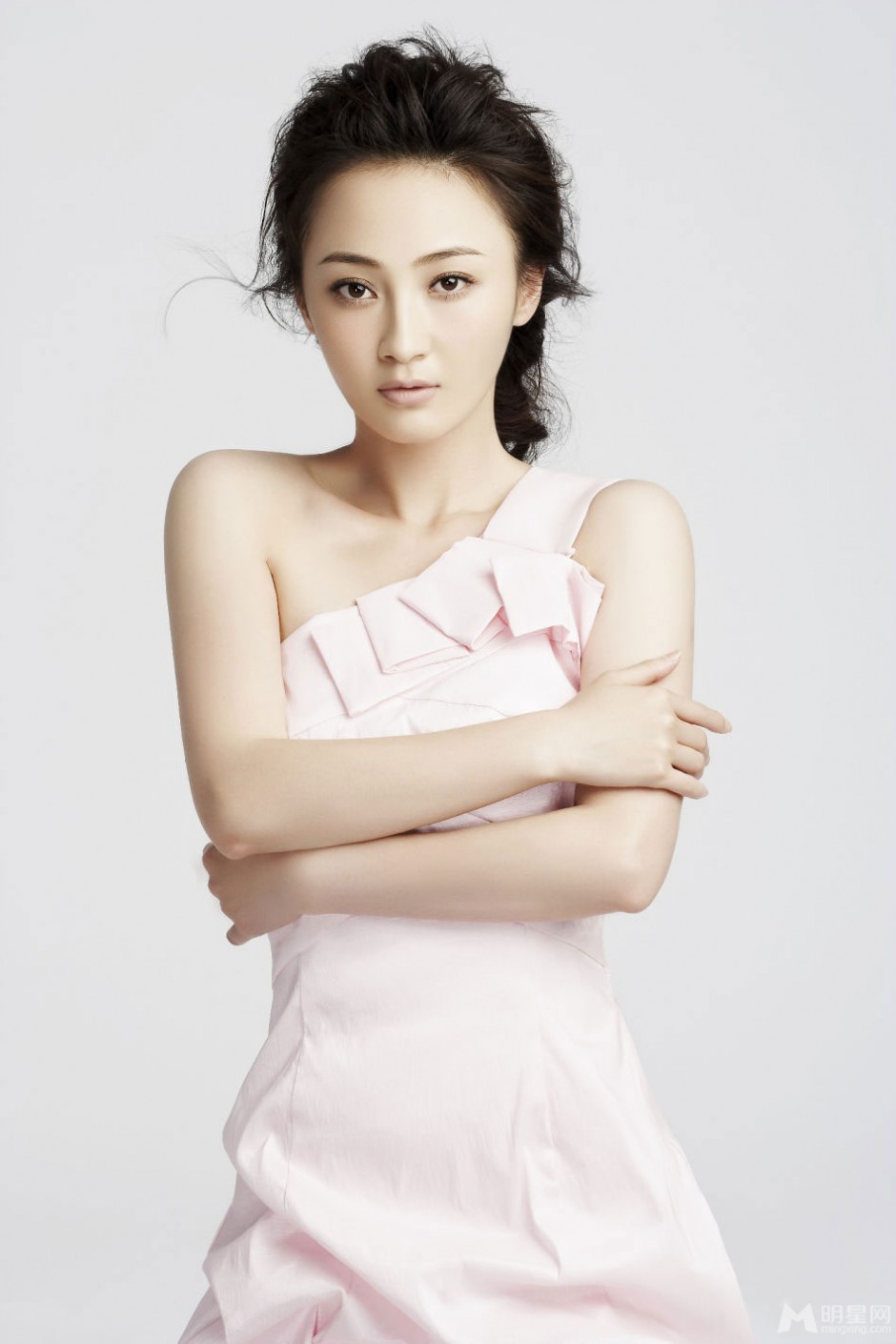 姚笛清纯气质优雅 甜美时尚杂志写真