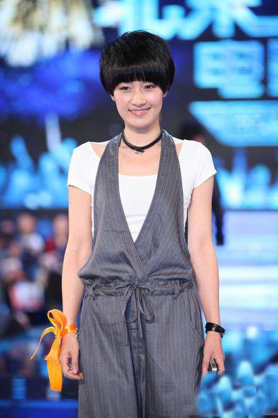 大陆女星马伊�吊带裤尽显可爱组图