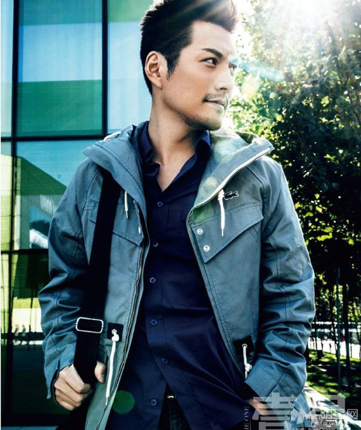 内地男演员严屹宽冬日温暖装扮写真