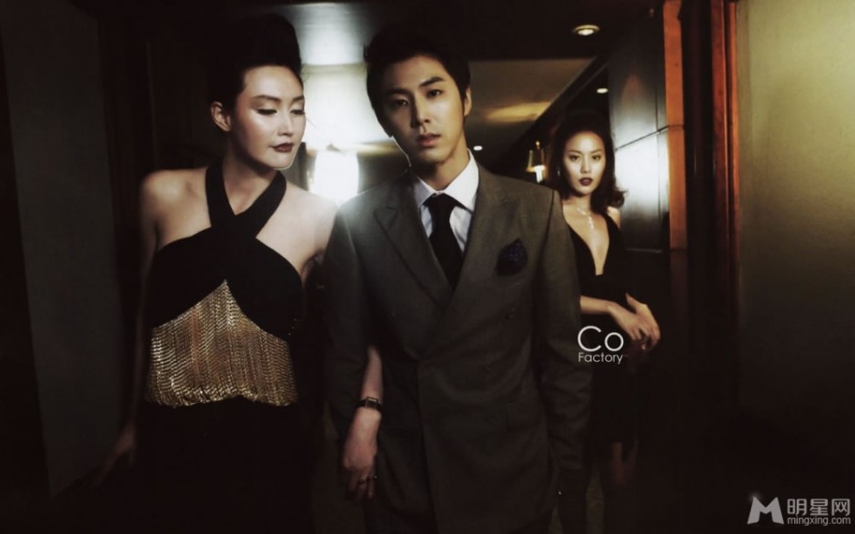 郑允浩尽显轻熟男稳重形象写真