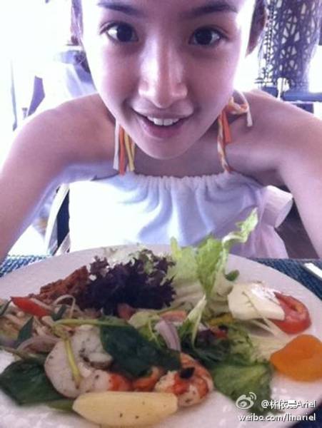 林依晨微博大晒清新甜美自拍照