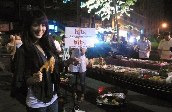 江语晨异国美食之旅甜美素颜照公开