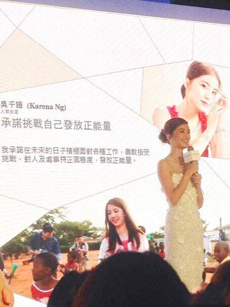 吴千语白色蕾丝长裙微露性感香肩