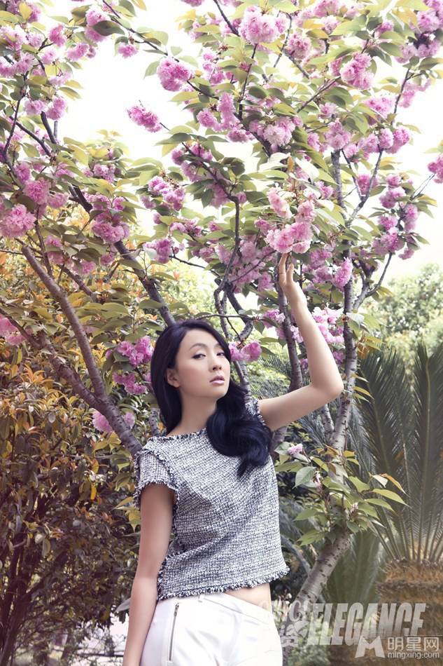 小陶虹散发时尚成熟女人味十足