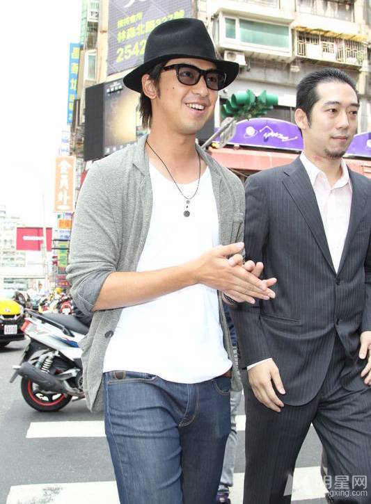 台湾男演员陈柏霖戴黑色帽子帅气亮相