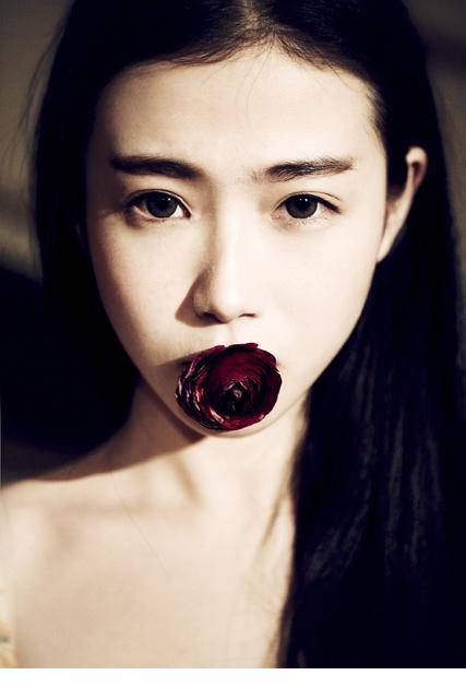 张辛苑时尚杂志复古红唇魅力迷人