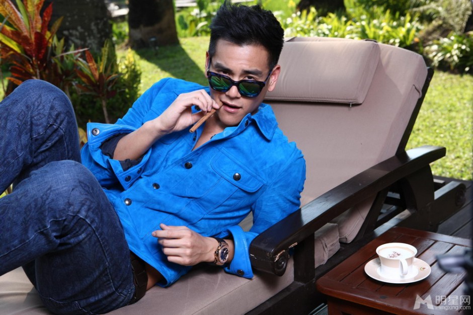 男神彭于晏西服演绎湿身诱惑