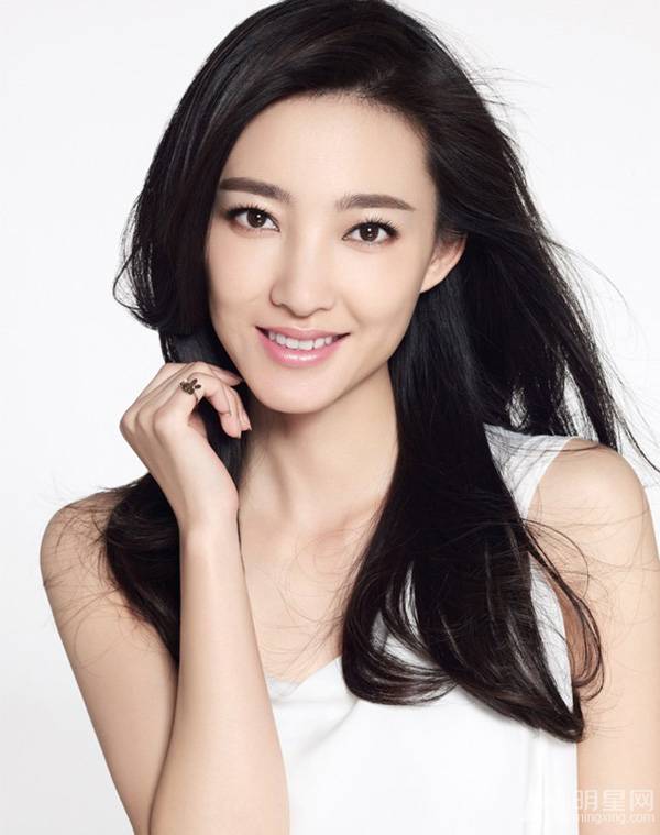 王丽坤优雅白裙甜美写真尽展女神范