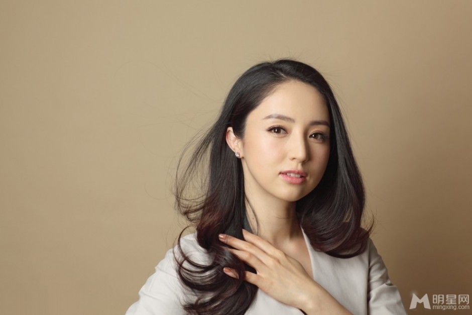 女演员董璇彰显端庄知性写真