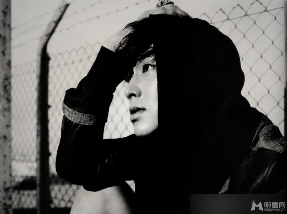 韩星郑允浩展现阳刚本色黑白写真