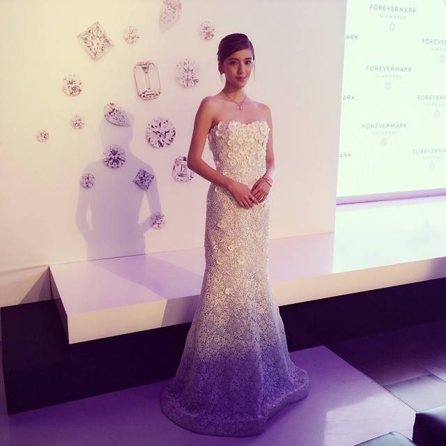 吴千语白色蕾丝长裙微露性感香肩