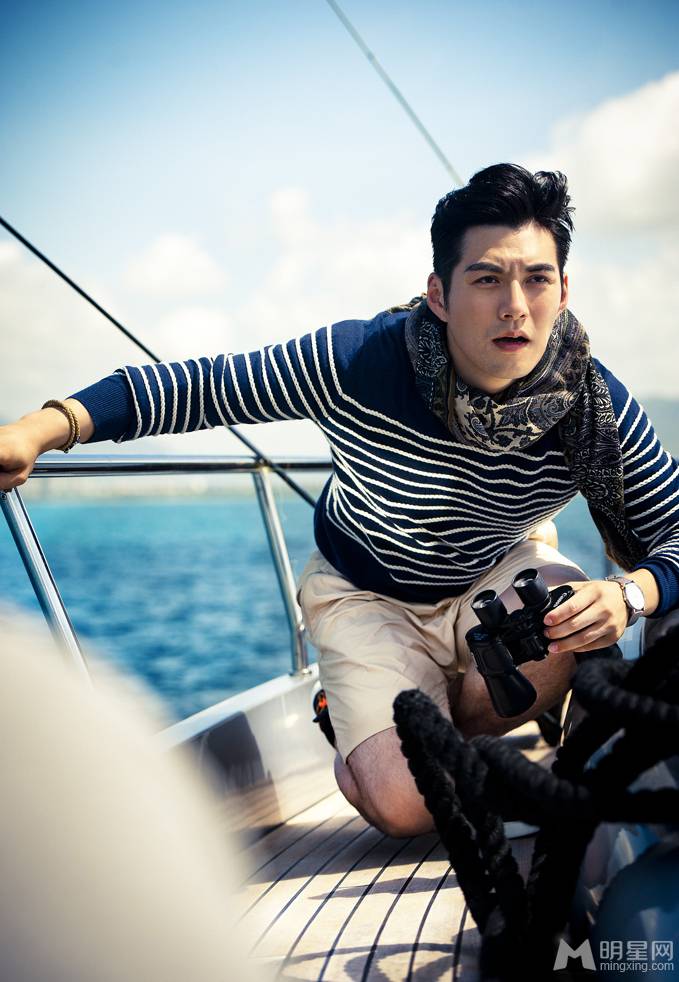 严屹宽印花衬衫显雅痞气质户外写真