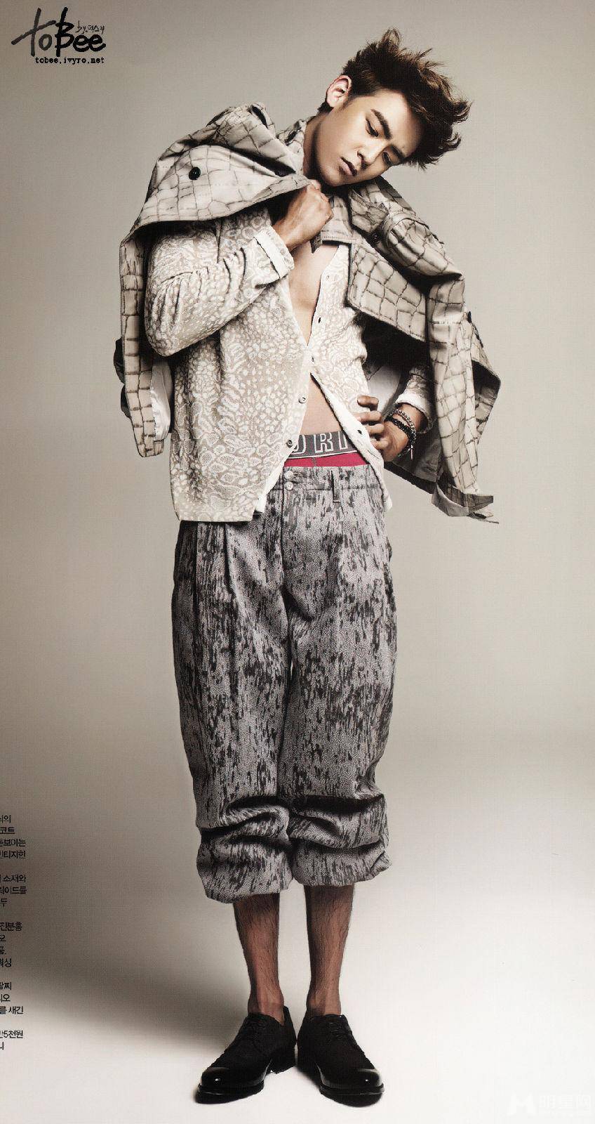 尼坤大秀肌肉 性感时尚潮男代言秀