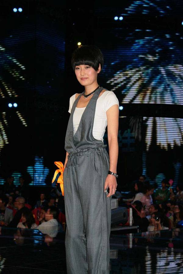 大陆女星马伊�吊带裤尽显可爱组图