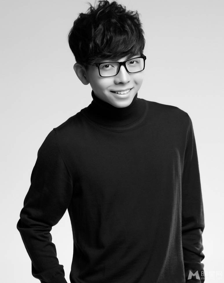 90后男明星胡夏帅气有型黑白时尚大片