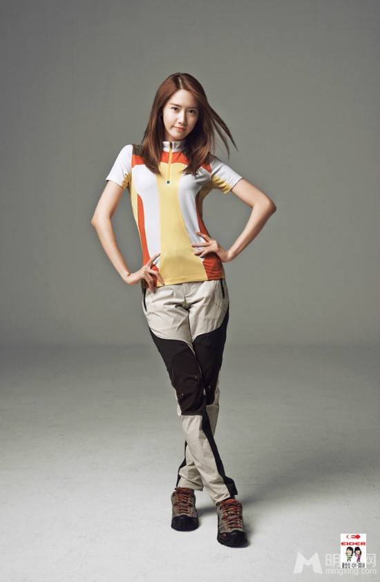 韩国女歌手林允儿时尚休闲写真