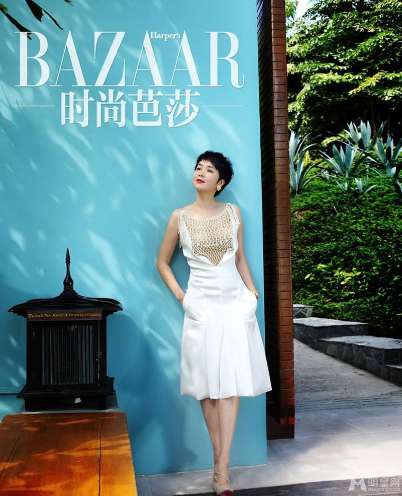 蒋雯丽白裙演绎海岛浪漫风情