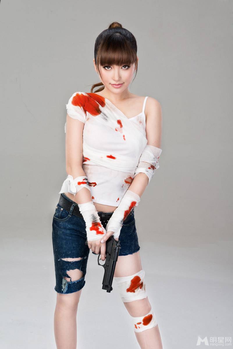 金莎代言网游变身美艳女战士组图