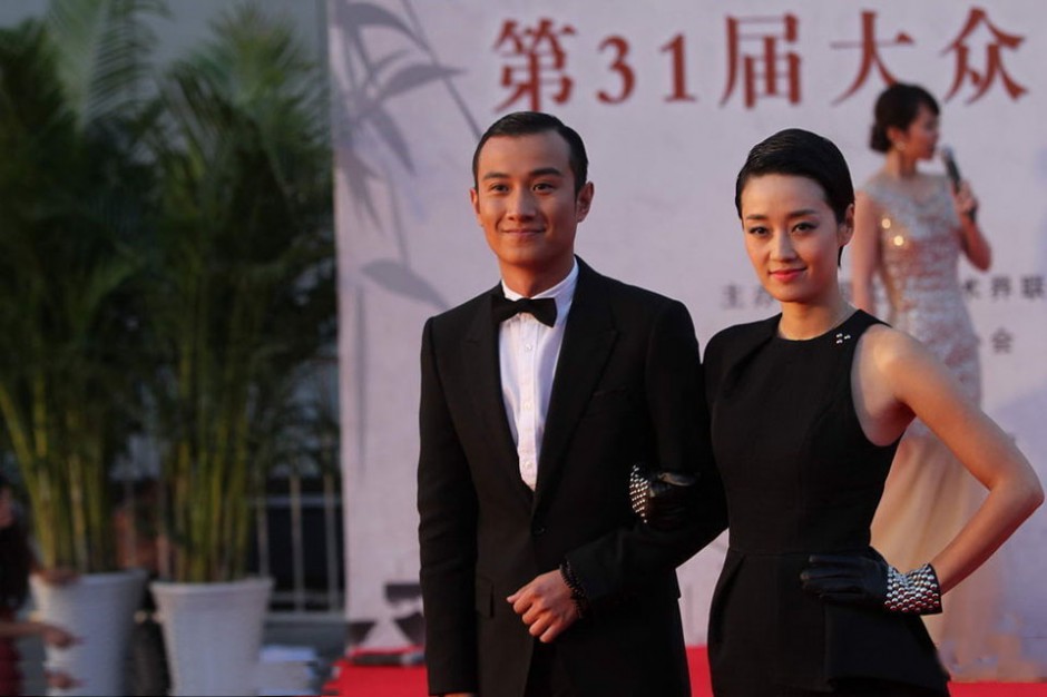 马伊�与文章大秀恩爱出席活动现场组图
