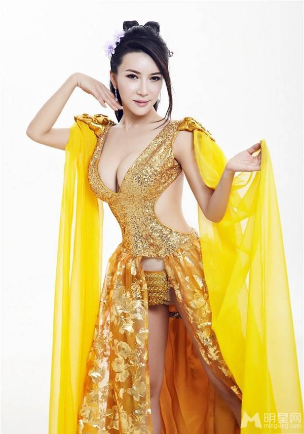 内地女演员龚�菲黄金甲性感美臀写真