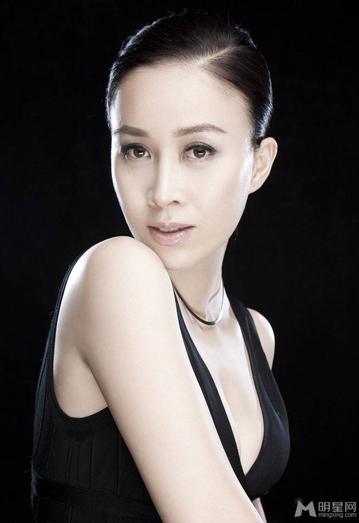女歌手那英展现性感魅力写真