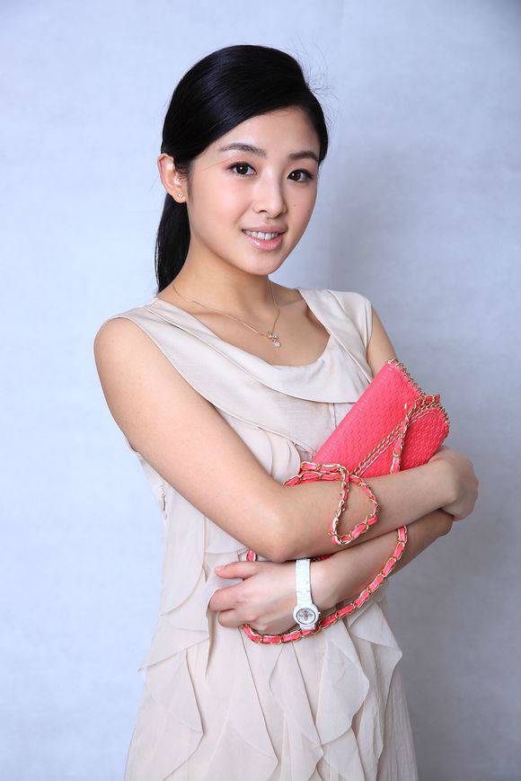 张含韵百变造型美艳动人写真
