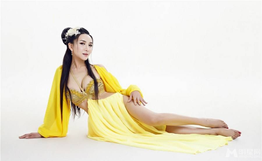 内地女演员龚�菲黄金甲性感美臀写真