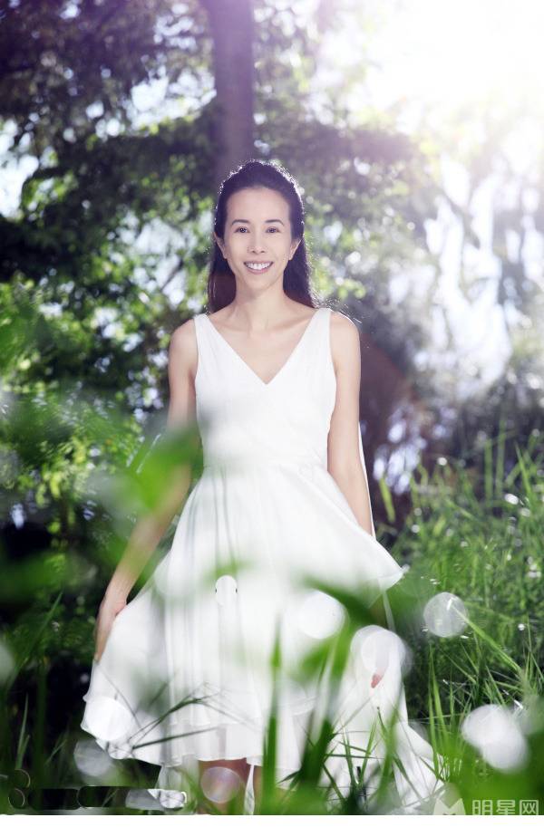 莫文蔚白裙飘飘宛如仙女下凡
