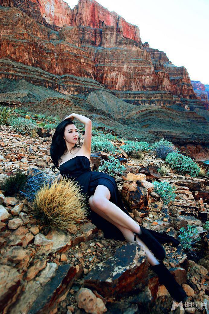 韩雯雯性感长裙微露户外迷人照