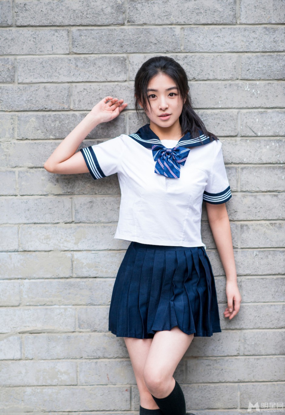 张含韵穿校服尽显邻家女孩气质户外写真