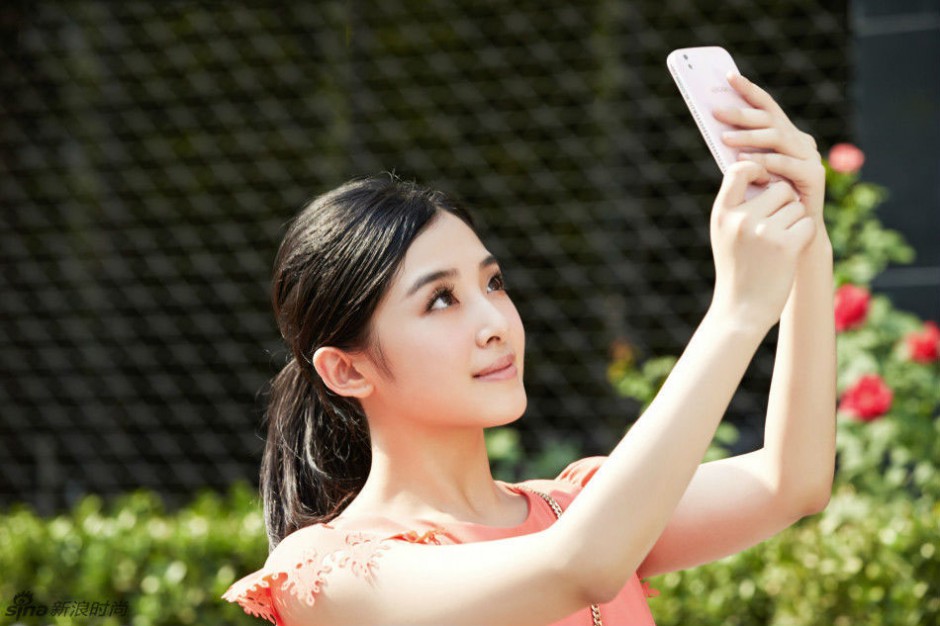 张含韵宛若优雅公主唯美户外写真