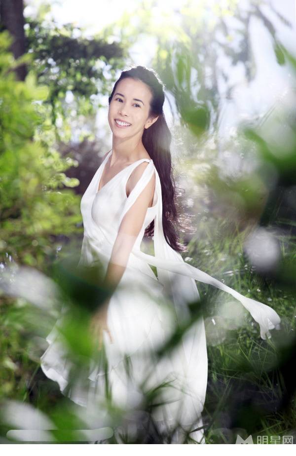 莫文蔚白裙飘飘宛如仙女下凡